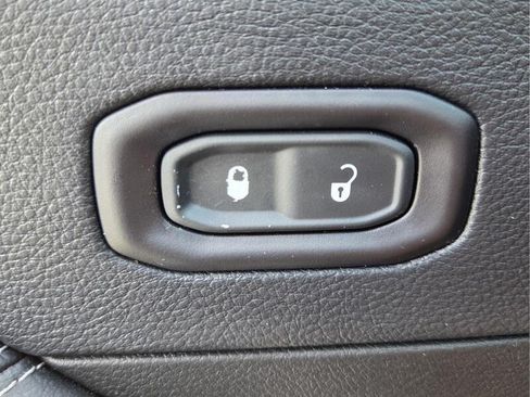 Certified 2018 Jeep Wrangler Unlimited Sahara AWD/4WD image 23
