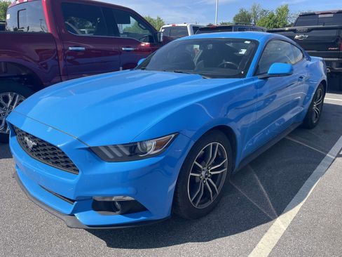 Used 2017 Ford Mustang Coupe image 4