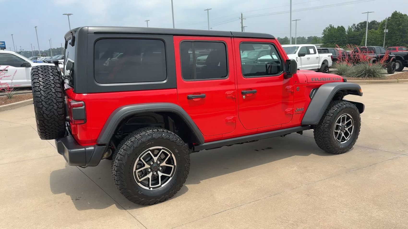 Used 2025 Jeep Wrangler Unlimited Rubicon AWD/4WD image 9