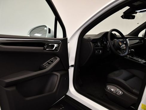 Certified 2026 Porsche Macan AWD/4WD image 39
