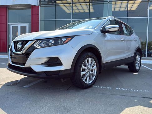 Used 2020 Nissan Rogue Sport SV image 2