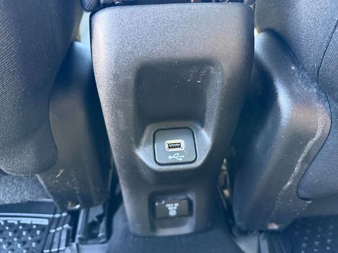 Certified 2021 Jeep Renegade Latitude w/ Sun & Sound Group AWD/4WD image 27