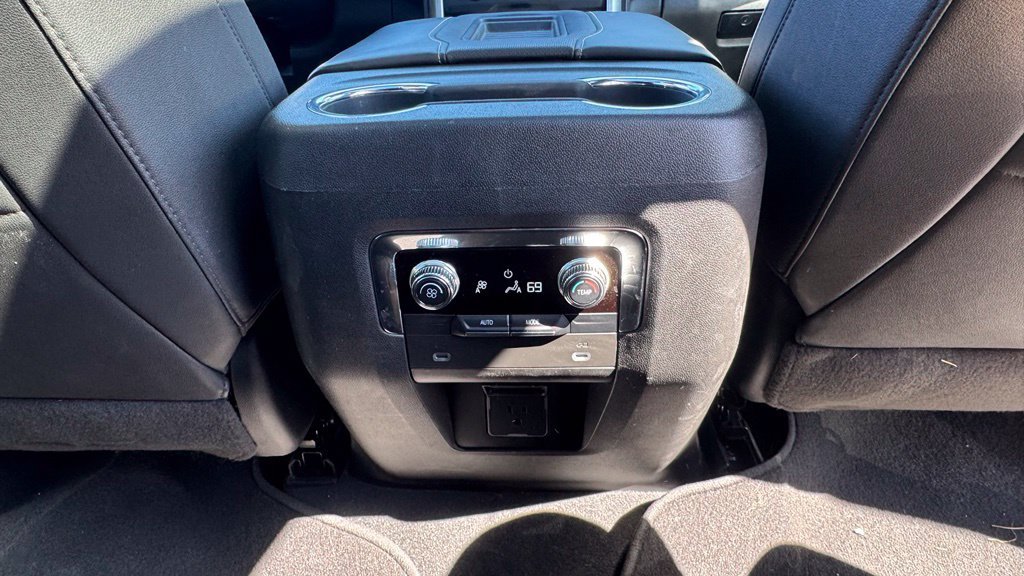 Used 2023 GMC Yukon XL SLT AWD/4WD image 12