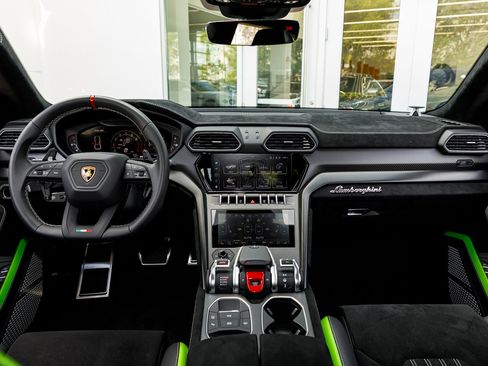 Used 2024 Lamborghini Urus Performante AWD/4WD image 40