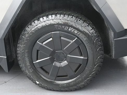 Used 2024 Tesla Cybertruck AWD Crew Cab image 36