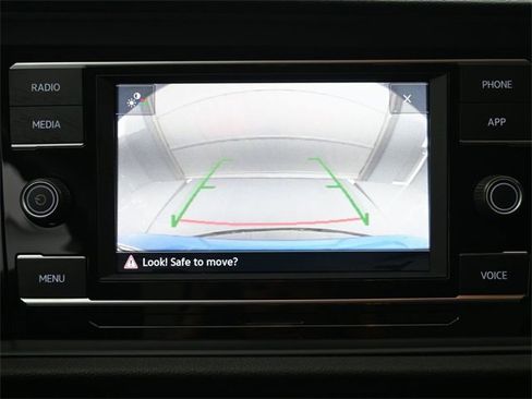 Certified 2022 Volkswagen Jetta SE image 3