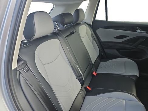 New 2025 Volkswagen Tiguan SE image 24