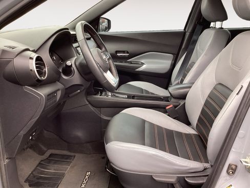 Used 2023 Nissan Kicks SR w/ SR Premium Package FWD image 23