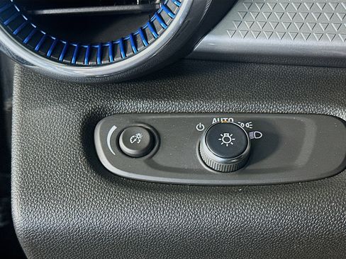 Used 2025 Chevrolet Trax LT image 17