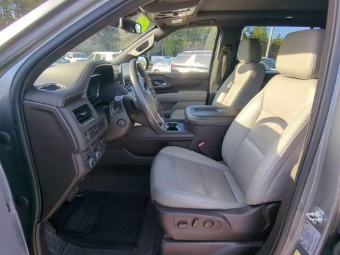 Used 2022 Chevrolet Suburban LT w/ LT Signature Package image 23