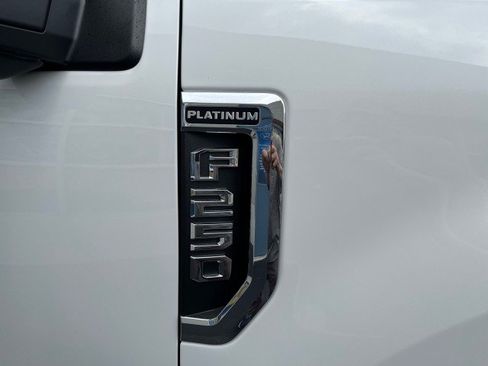 Used 2022 Ford F250 Platinum w/ FX4 Off-Road Package AWD/4WD image 4