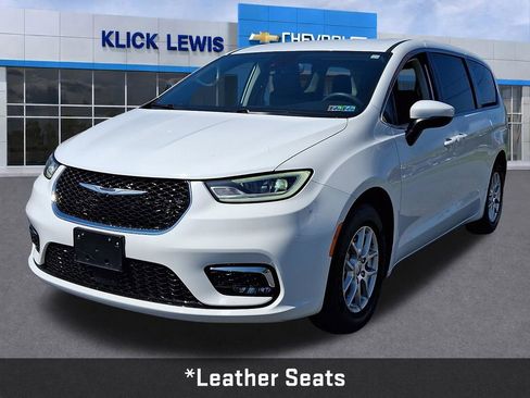 Used 2023 Chrysler Pacifica Touring-L FWD image 3