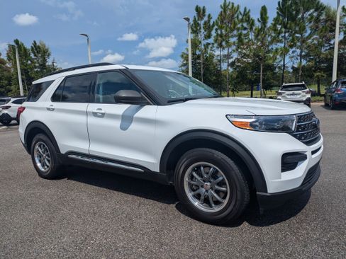 Used 2021 Ford Explorer XLT image 2