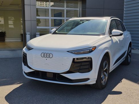 Used 2025 Audi Q6 e-tron Premium Plus w/ Premium Plus AWD/4WD image 8