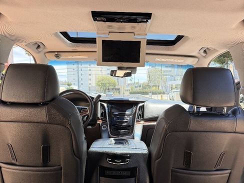 Used 2018 Cadillac Escalade ESV Luxury RWD image 29