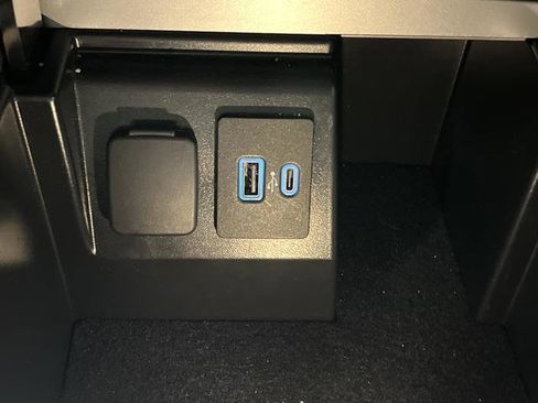 Used 2023 Ford Explorer Limited image 24