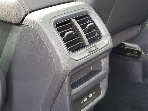 New 2026 Volkswagen Taos SE image 11