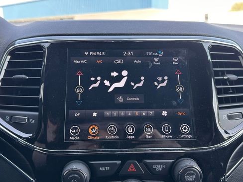 Used 2021 Jeep Grand Cherokee Limited w/ Luxury Group II image 34