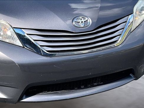 Used 2017 Toyota Sienna XLE FWD image 28