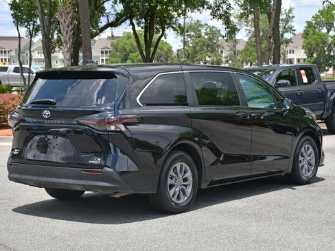 Used 2023 Toyota Sienna LE image 4