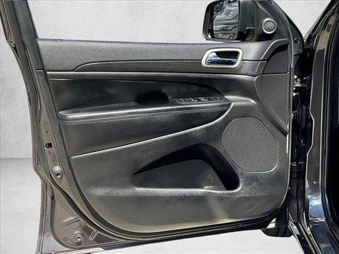 Used 2018 Jeep Grand Cherokee Altitude RWD image 18