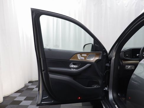 Used 2025 Mercedes-Benz GLS 450 4MATIC image 4