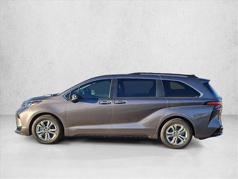 Used 2021 Toyota Sienna XSE w/ XSE Plus Package image 9