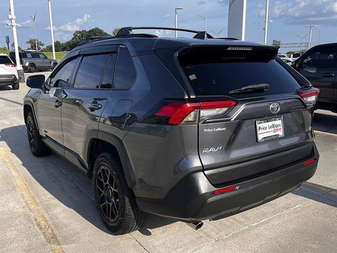 Used 2019 Toyota RAV4 LE FWD image 5