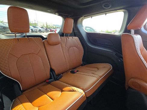 New 2026 Chrysler Pacifica Pinnacle AWD/4WD image 16