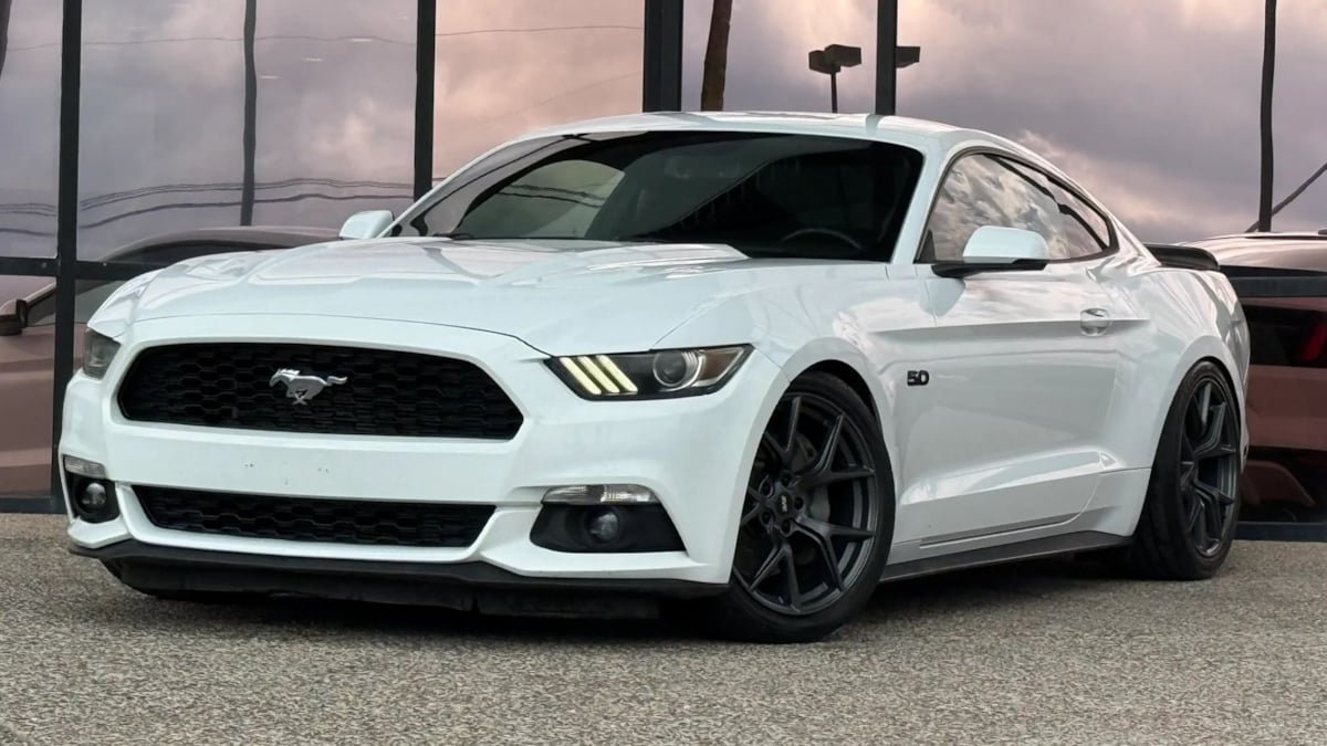 Used 2016 Ford Mustang GT Premium w/ Black Accent Package RWD image 2