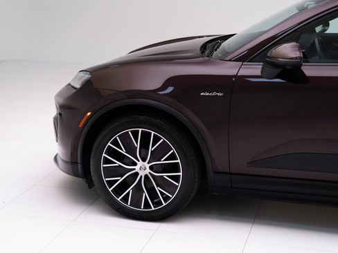 Certified 2025 Porsche Macan Electric image 11