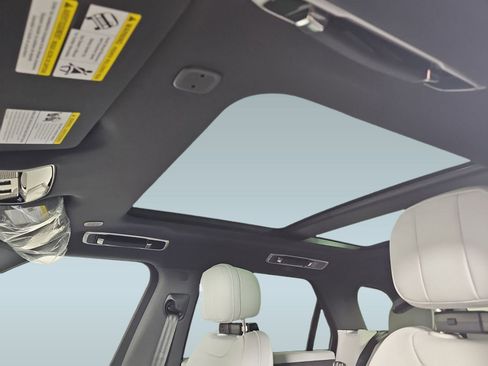 Used 2025 Land Rover Range Rover Sport SE image 13