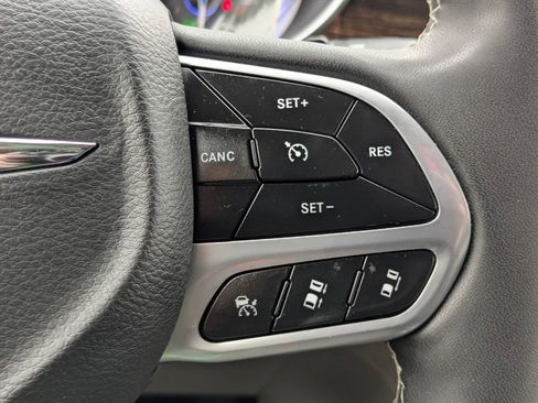 Used 2023 Chrysler Pacifica Limited FWD image 19