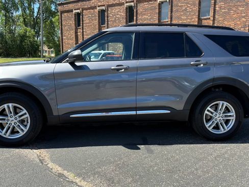 Used 2022 Ford Explorer XLT w/ Equipment Group 202A AWD/4WD image 5