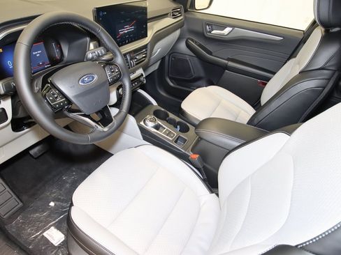 Certified 2024 Ford Escape SE image 25