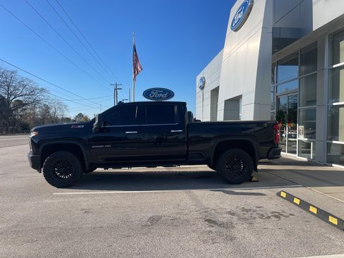 Used 2022 Chevrolet Silverado 2500 LTZ w/ LTZ Convenience Package image 4