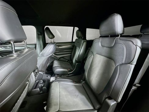 Used 2023 Jeep Grand Cherokee L Laredo image 15