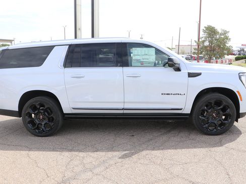 New 2026 GMC Yukon XL Denali Ultimate AWD/4WD image 8