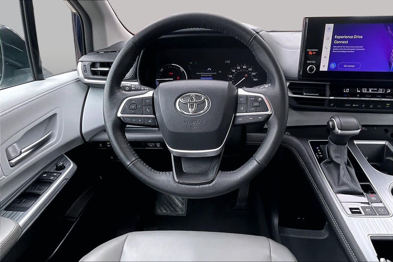 Used 2025 Toyota Sienna XLE FWD image 6