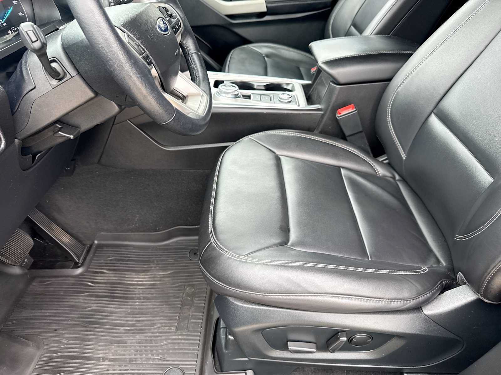 Used 2023 Ford Explorer XLT w/ Equipment Group 202A AWD/4WD image 15