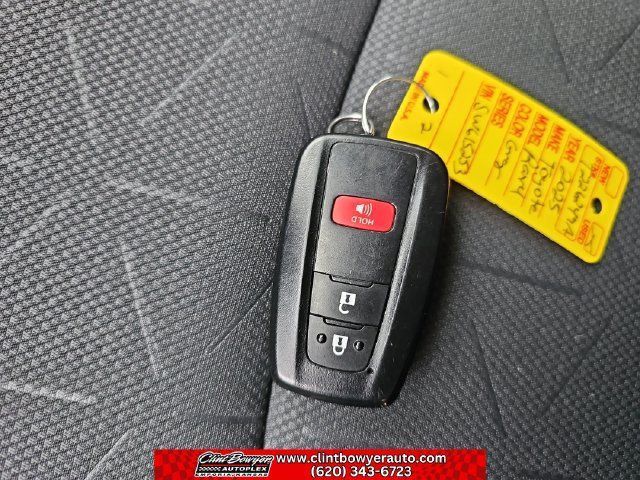Used 2025 Toyota RAV4 XLE AWD/4WD image 24