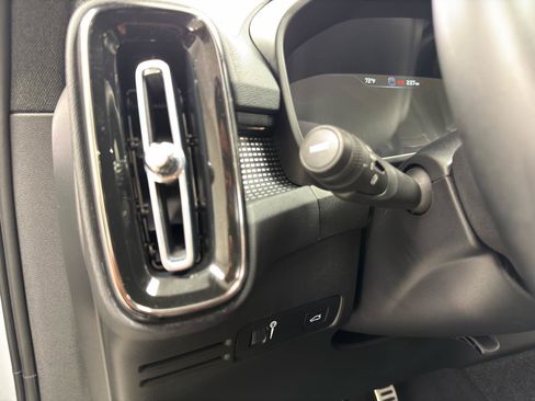 Used 2022 Volvo XC40 T5 R-Design w/ Climate Package AWD/4WD image 16