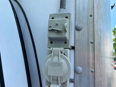 Used 2016 Chevrolet Express 4500 image 31