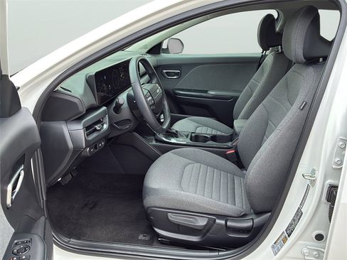 Used 2025 Kia K4 EX image 13