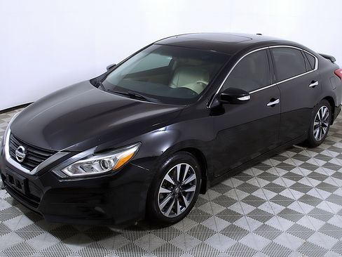Used 2017 Nissan Altima 2.5 SL w/ Moonroof Package image 3