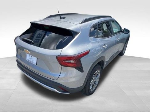 Used 2025 Chevrolet Trax LT FWD image 5