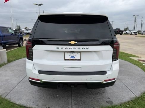 Used 2025 Chevrolet Suburban LS RWD image 5
