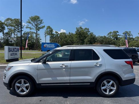 Used 2019 Ford Explorer XLT FWD image 5