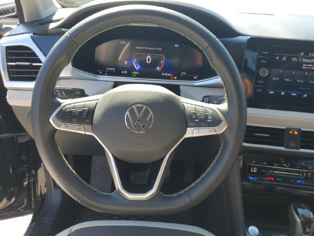 Certified 2025 Volkswagen Taos SE w/ Panoramic Sunroof Package FWD image 33