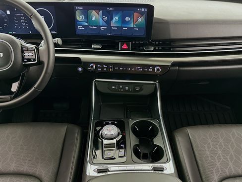 Used 2025 Kia Carnival SX w/ SX Dark Edition Package FWD image 11